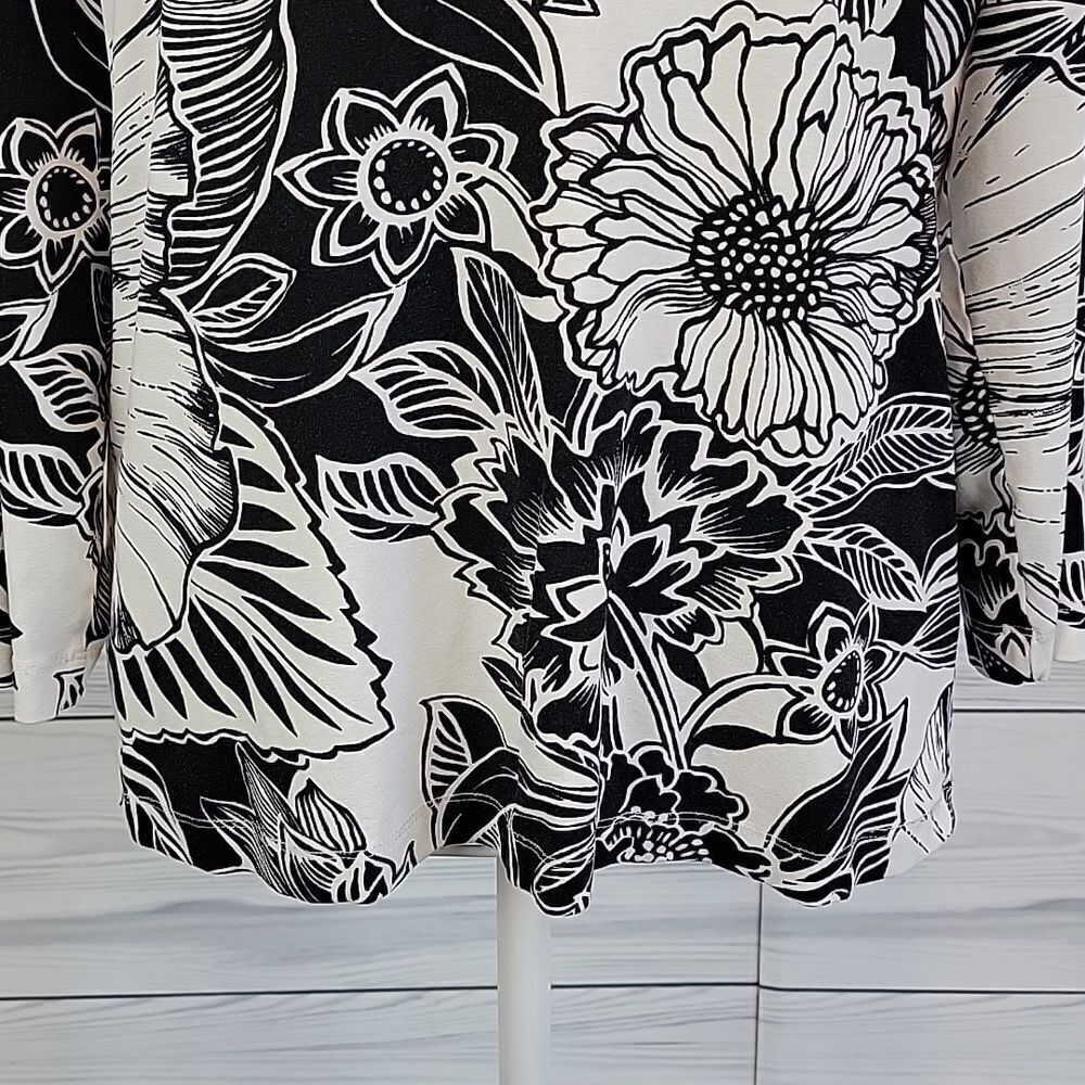 Chico's black and white floral print top Women's Size M - Picture 3 of 10